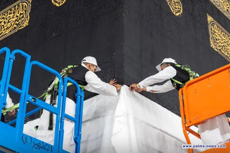 رفع كسوة الكعبة المشرفة استعدادا لموسم الحج